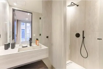Salle de bains dans l'établissement Appartement de Luxe Sentier Louvre II