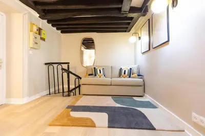 Coin salon dans l'établissement Charmant studio cosy entre Bastille et Marais
