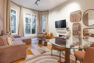 Télévision ou salle de divertissement dans l'établissement Élégant appartement climatisé in Arc de Triomphe
