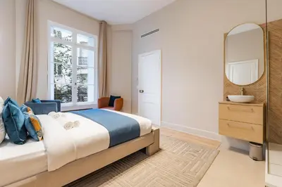 Un ou plusieurs lits dans un hébergement de l'établissement Élégant appartement climatisé in Arc de Triomphe