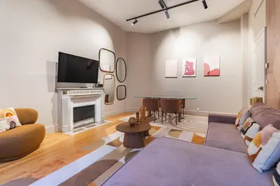 Télévision ou salle de divertissement dans l'établissement Élégant appartement climatisé in Arc de Triomphe