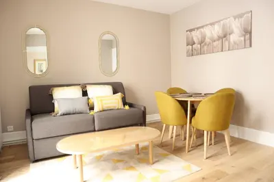 Coin salon dans l'établissement Parisian Charm 1-Bedroom Apartment near Les Invalides