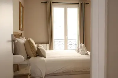 Un ou plusieurs lits dans un hébergement de l'établissement Parisian Charm 1-Bedroom Apartment near Les Invalides