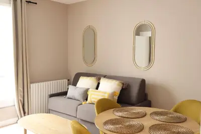 Coin salon dans l'établissement Parisian Charm 1-Bedroom Apartment near Les Invalides