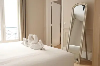 Un ou plusieurs lits dans un hébergement de l'établissement Parisian Charm 1-Bedroom Apartment near Les Invalides