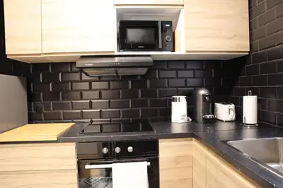 Cuisine ou kitchenette dans l'établissement Parisian Charm 1-Bedroom Apartment near Les Invalides