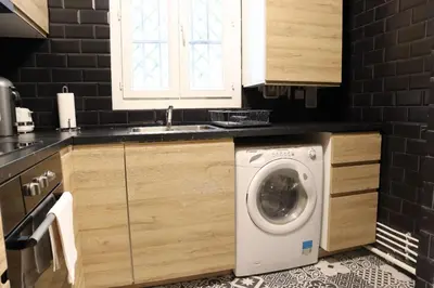 Cuisine ou kitchenette dans l'établissement Parisian Charm 1-Bedroom Apartment near Les Invalides
