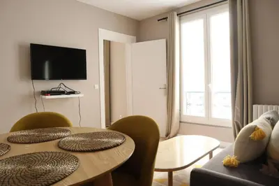 Télévision ou salle de divertissement dans l'établissement Parisian Charm 1-Bedroom Apartment near Les Invalides