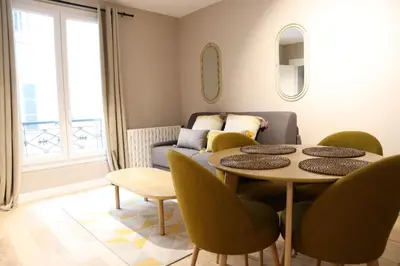 Coin salon dans l'établissement Parisian Charm 1-Bedroom Apartment near Les Invalides
