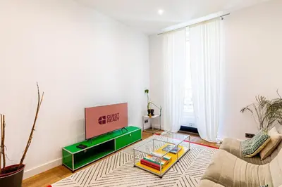 Télévision ou salle de divertissement dans l'établissement GuestReady - Modern Comfort in Montparnasse