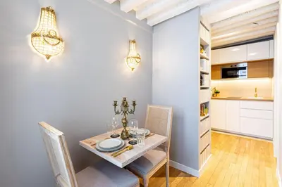 Cuisine ou kitchenette dans l'établissement GuestReady - Elegance and charm near the Louvre