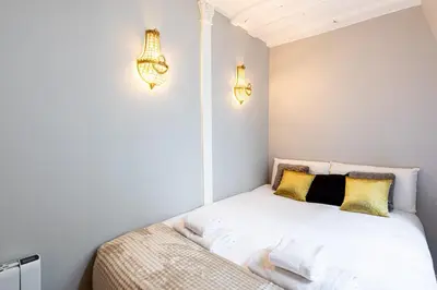Un ou plusieurs lits dans un hébergement de l'établissement GuestReady - Elegance and charm near the Louvre