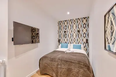 Un ou plusieurs lits dans un hébergement de l'établissement UrbanFlat 104 - Grand Apartment Paris Opera