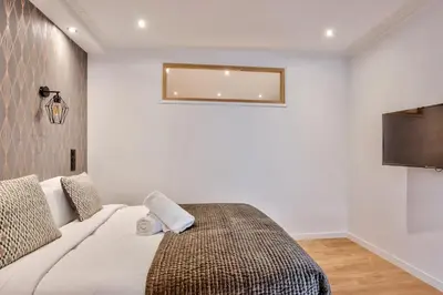Télévision ou salle de divertissement dans l'établissement UrbanFlat 104 - Grand Apartment Paris Opera