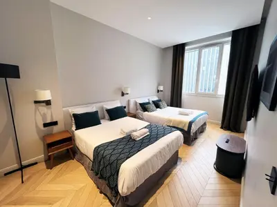 Un ou plusieurs lits dans un hébergement de l'établissement UrbanFlat 141 - Grand Appartement Champs-Elysees Ponthieu