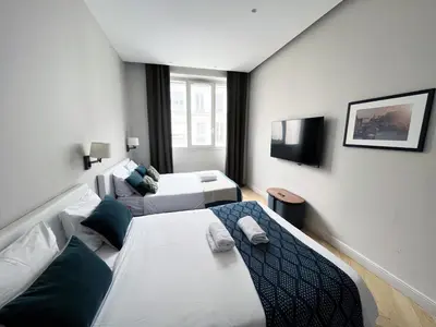 Un ou plusieurs lits dans un hébergement de l'établissement UrbanFlat 141 - Grand Appartement Champs-Elysees Ponthieu