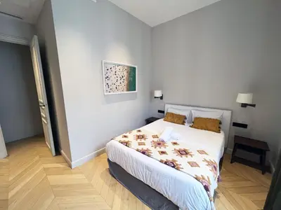 Un ou plusieurs lits dans un hébergement de l'établissement UrbanFlat 141 - Grand Appartement Champs-Elysees Ponthieu