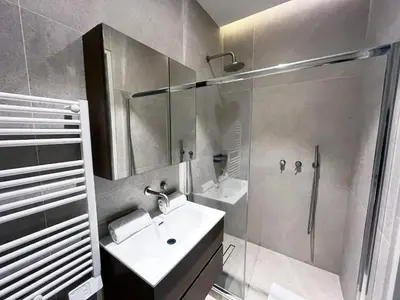 Salle de bains dans l'établissement UrbanFlat 141 - Grand Appartement Champs-Elysees Ponthieu