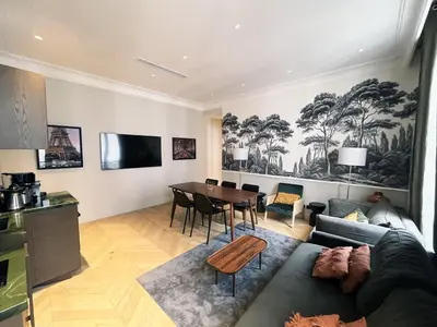 Télévision ou salle de divertissement dans l'établissement UrbanFlat 141 - Grand Appartement Champs-Elysees Ponthieu