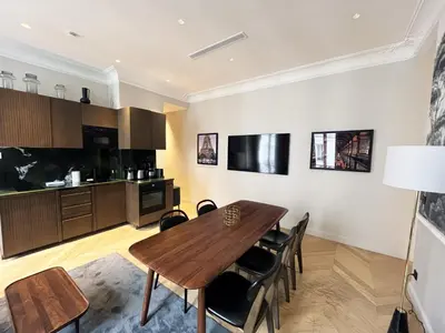 Cuisine ou kitchenette dans l'établissement UrbanFlat 141 - Grand Appartement Champs-Elysees Ponthieu
