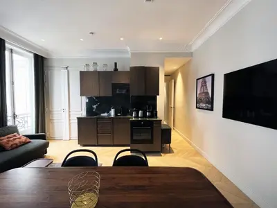 Cuisine ou kitchenette dans l'établissement UrbanFlat 141 - Grand Appartement Champs-Elysees Ponthieu