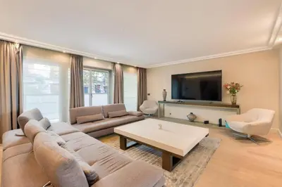 Télévision ou salle de divertissement dans l'établissement Prestigious 5BR Avenue Foch Home - Arc de Triomphe