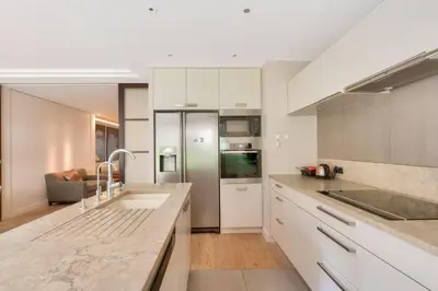 Cuisine ou kitchenette dans l'établissement Prestigious 5BR Avenue Foch Home - Arc de Triomphe