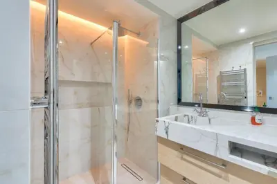 Salle de bains dans l'établissement Prestigious 5BR Avenue Foch Home - Arc de Triomphe