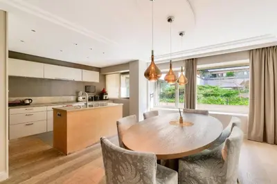 Cuisine ou kitchenette dans l'établissement Prestigious 5BR Avenue Foch Home - Arc de Triomphe