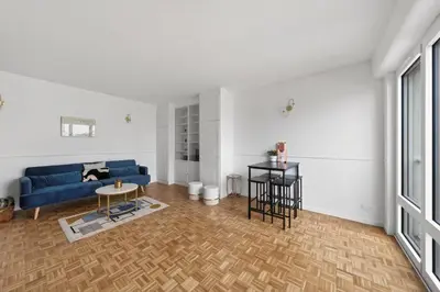 Coin salon dans l'établissement T2 haut standing avec vue sur les toit Paris 13