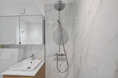 Salle de bains dans l'établissement T2 haut standing avec vue sur les toit Paris 13