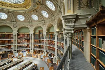 Bibliothèque dans l'appartement