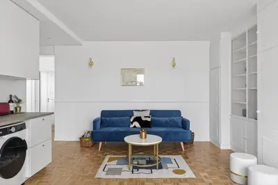 Coin salon dans l'établissement T2 haut standing avec vue sur les toit Paris 13