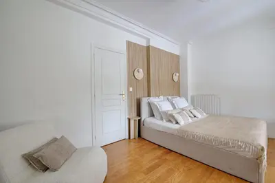 Un ou plusieurs lits dans un hébergement de l'établissement Tuileries Saint Honore 6P AC by Melvane