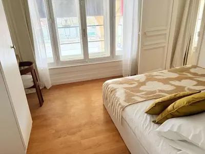 Un ou plusieurs lits dans un hébergement de l'établissement Tuileries Saint Honore 6P AC by Melvane