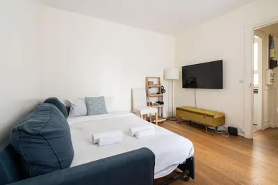 Télévision ou salle de divertissement dans l'établissement Elegant appartement avec ascenseur proche de la Tour Eiffel