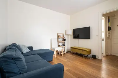 Télévision ou salle de divertissement dans l'établissement Elegant appartement avec ascenseur proche de la Tour Eiffel