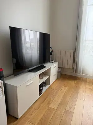 Télévision ou salle de divertissement dans l'établissement Le Lumineux d'Asnières - Vue Ouverte