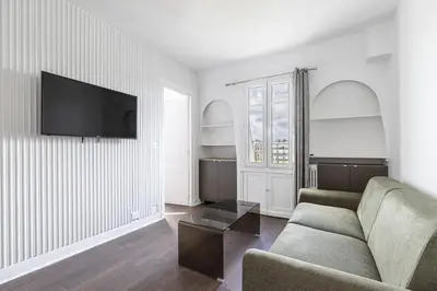 Télévision ou salle de divertissement dans l'établissement Place Leon Blum - Voltaire - 1 bedroom