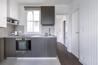 Cuisine ou kitchenette dans l'établissement Place Leon Blum - Voltaire - 1 bedroom