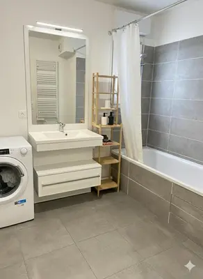 Salle de bains dans l'établissement Bright 2BR Apartment for 4 Guests with Parking
