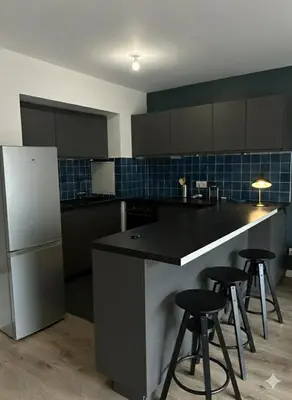 Cuisine ou kitchenette dans l'établissement Bright 2BR Apartment for 4 Guests with Parking