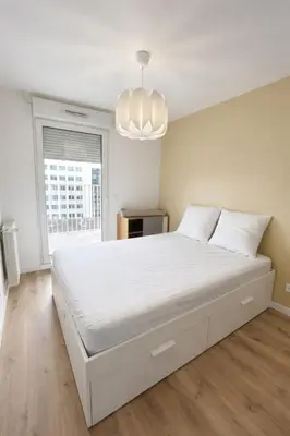 Un ou plusieurs lits dans un hébergement de l'établissement Bright 2BR Apartment for 4 Guests with Parking