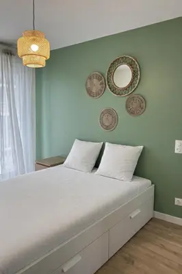 Un ou plusieurs lits dans un hébergement de l'établissement Bright 2BR Apartment for 4 Guests with Parking