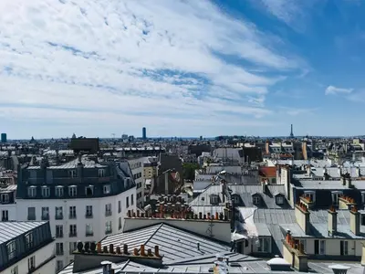 Vue générale sur Paris ou vue de la ville depuis l'appartement