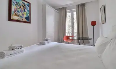 Un ou plusieurs lits dans un hébergement de l'établissement Superbe Appartements Champs Elysees Wagram