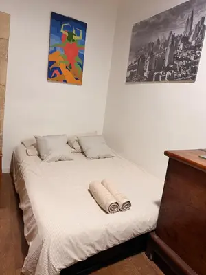 Un ou plusieurs lits dans un hébergement de l'établissement Charmant appartement en pierre proche de Notre dame de Paris