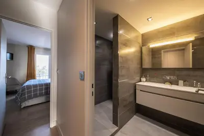 Un ou plusieurs lits dans un hébergement de l'établissement Exclusive Apartment with Open View Walk to Roland Garros