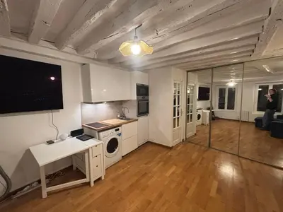 Télévision ou salle de divertissement dans l'établissement 4 person Studio in Paris 11eme