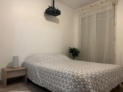 Un ou plusieurs lits dans un hébergement de l'établissement New apartment HD video projector Home theater